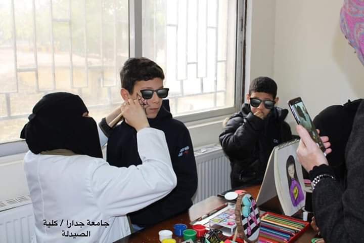 كلية الصيدلة تقيم يوماً صحياً تثقيفياً بعنوان كسوة شتاء في مركز الحصن الثقافي