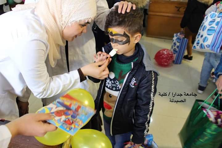 كلية الصيدلة تقيم يوماً صحياً تثقيفياً بعنوان كسوة شتاء في مركز الحصن الثقافي