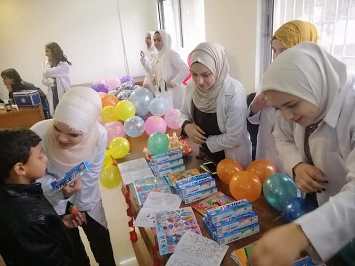 كلية الصيدلة تقيم يوماً صحياً تثقيفياً بعنوان كسوة شتاء في مركز الحصن الثقافي