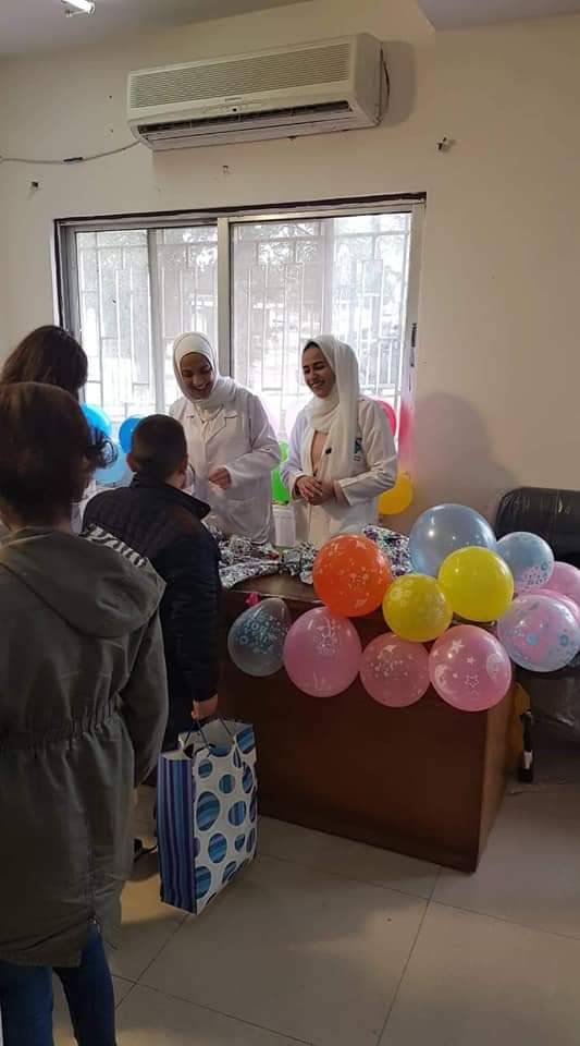 كلية الصيدلة تقيم يوماً صحياً تثقيفياً بعنوان كسوة شتاء في مركز الحصن الثقافي