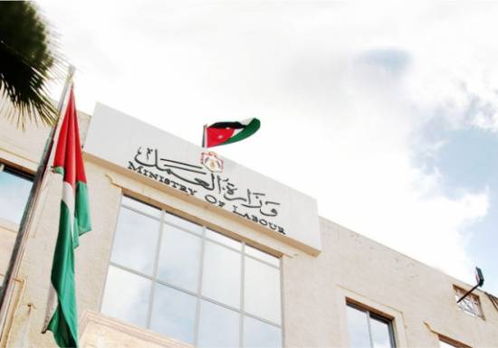 العمل تفتح مكاتبها حتى السابعة ليلا خلال اليومين الأخيرين لتصويب الاوضاع