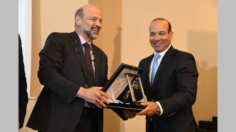 رئيس الوزراء يكرم الدكتور علي الوزني في مؤتمر الجمعية الأردنية للتأميات الصحية