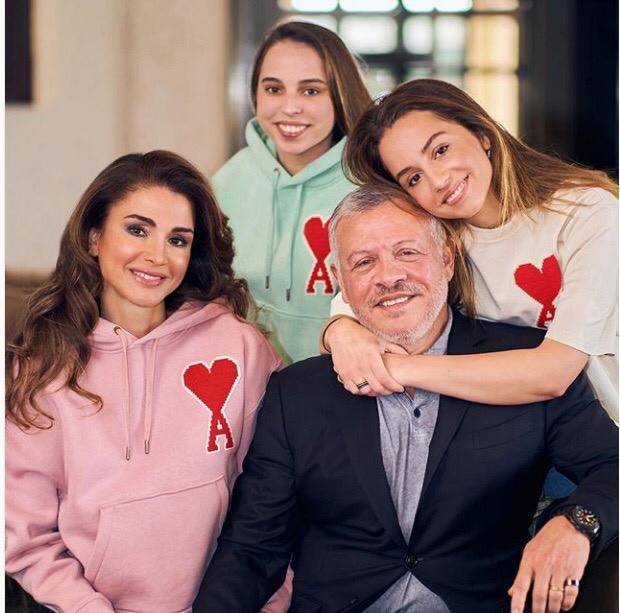 الملكة رانيا عبر انستجرام : نختم عامنا بالمحبة واحلى شيئ أن البنات معنا لنبدء العام الجديد