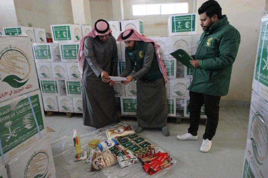 لتوزيع السلال الغذائية .. القائم باعمال السفارة السعودية بالأردن يقوم بزيارة تفقدية لمشروع مركز الملك سلمان 