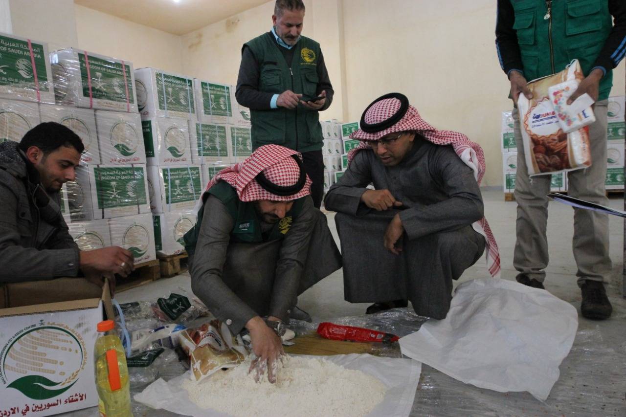لتوزيع السلال الغذائية .. القائم باعمال السفارة السعودية بالأردن يقوم بزيارة تفقدية لمشروع مركز الملك سلمان 