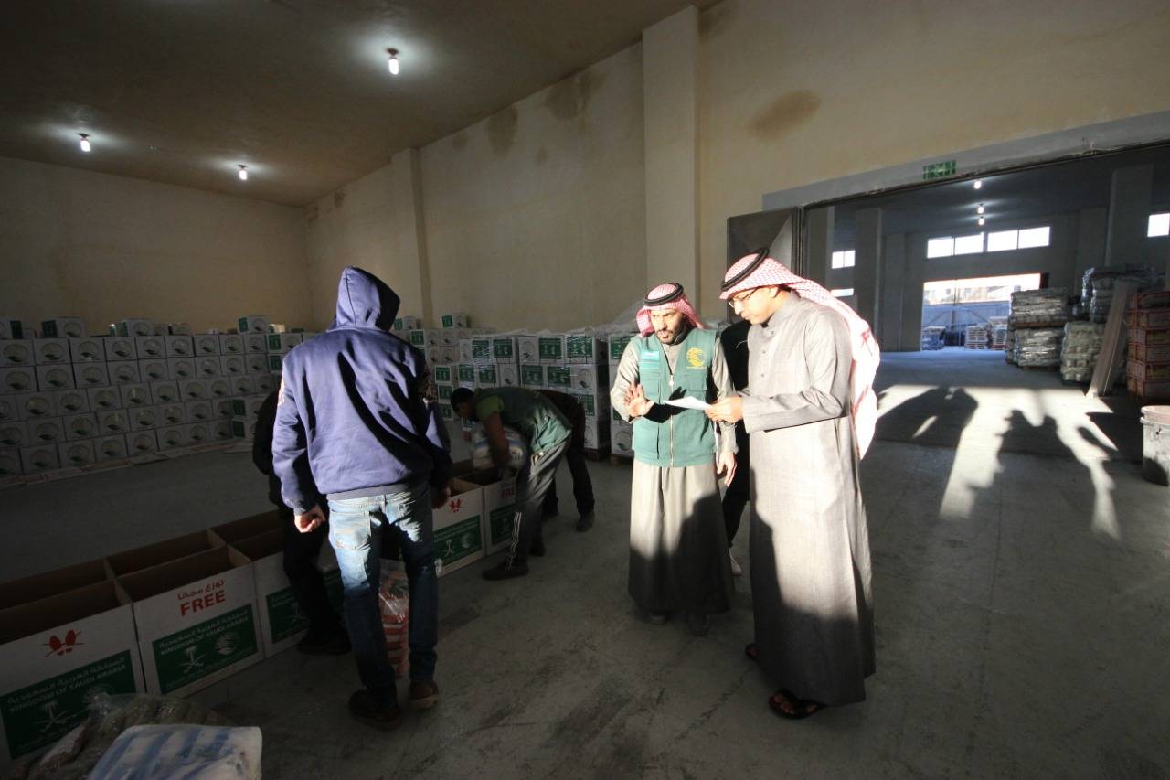 لتوزيع السلال الغذائية .. القائم باعمال السفارة السعودية بالأردن يقوم بزيارة تفقدية لمشروع مركز الملك سلمان 