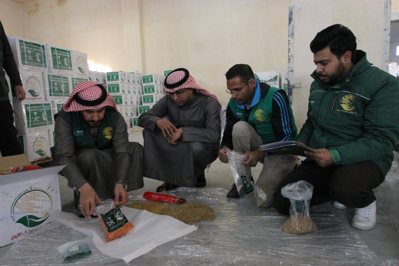 لتوزيع السلال الغذائية .. القائم باعمال السفارة السعودية بالأردن يقوم بزيارة تفقدية لمشروع مركز الملك سلمان 