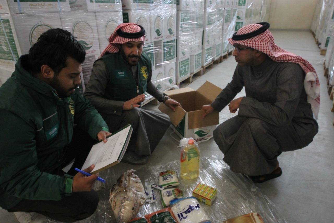 لتوزيع السلال الغذائية .. القائم باعمال السفارة السعودية بالأردن يقوم بزيارة تفقدية لمشروع مركز الملك سلمان 