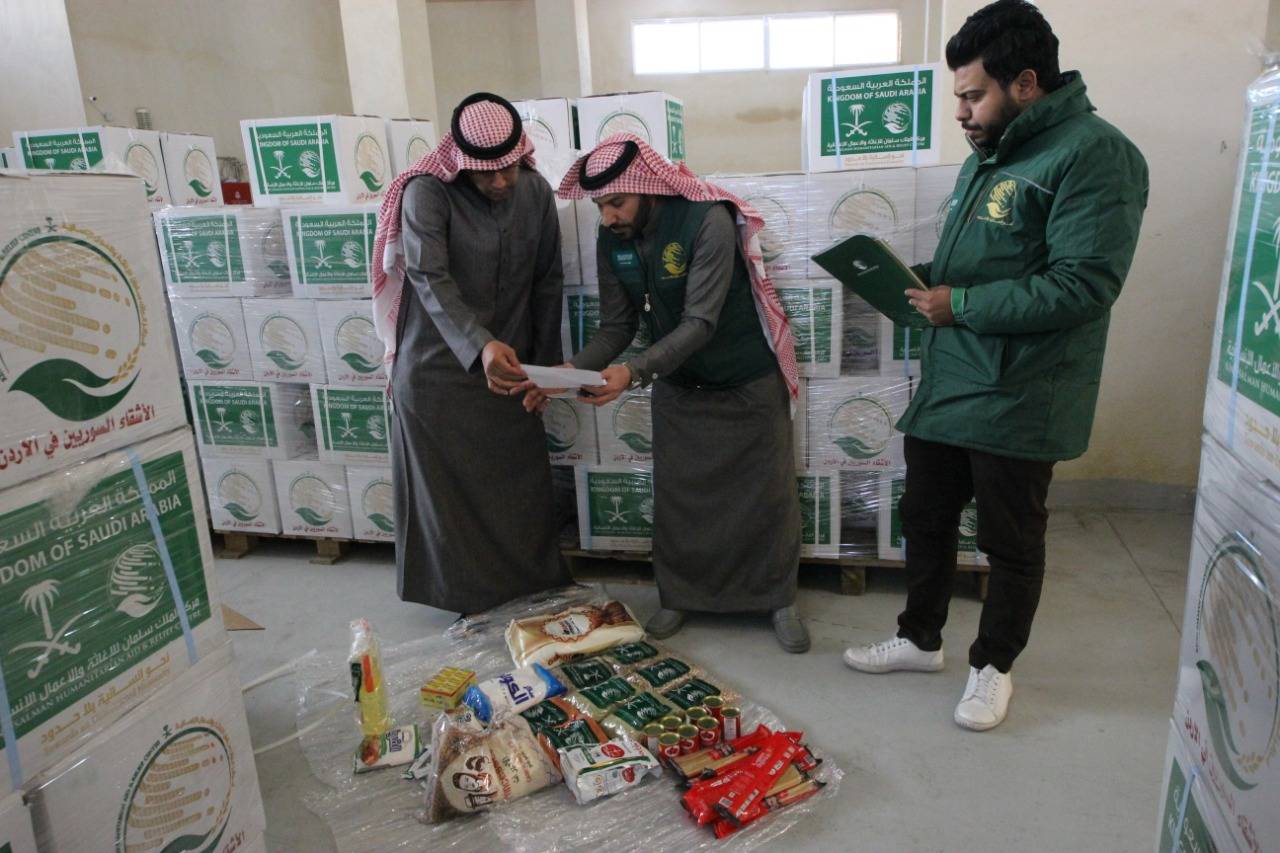 لتوزيع السلال الغذائية .. القائم باعمال السفارة السعودية بالأردن يقوم بزيارة تفقدية لمشروع مركز الملك سلمان 