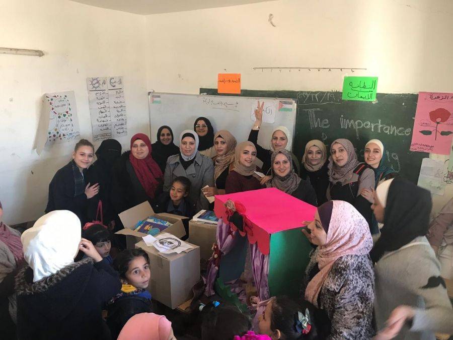 قسم اللغة الإنجلیزیة بجامعة فیلادلفیا يقیم انشطة في مدرسة جبة