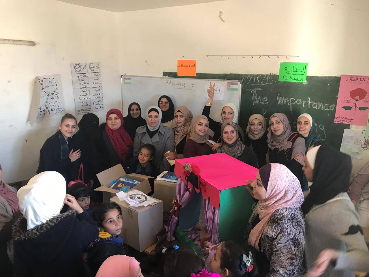 قسم اللغة الإنجلیزیة بجامعة فیلادلفیا يقیم انشطة في مدرسة جبة 