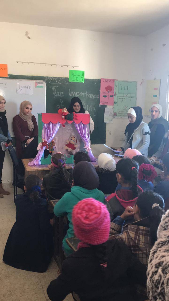 قسم اللغة الإنجلیزیة بجامعة فیلادلفیا يقیم انشطة في مدرسة جبة 