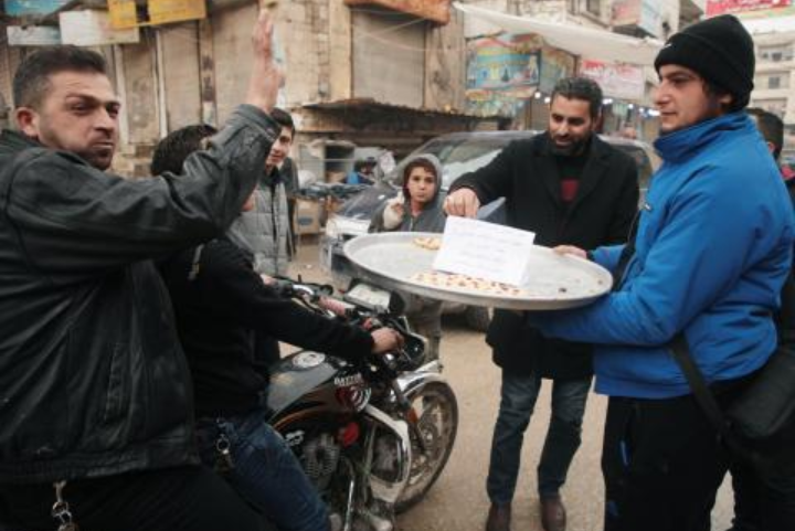 احتفالات تعم مدينة ادلب السورية وتوزيع للحلوى بعد مقتل سليماني