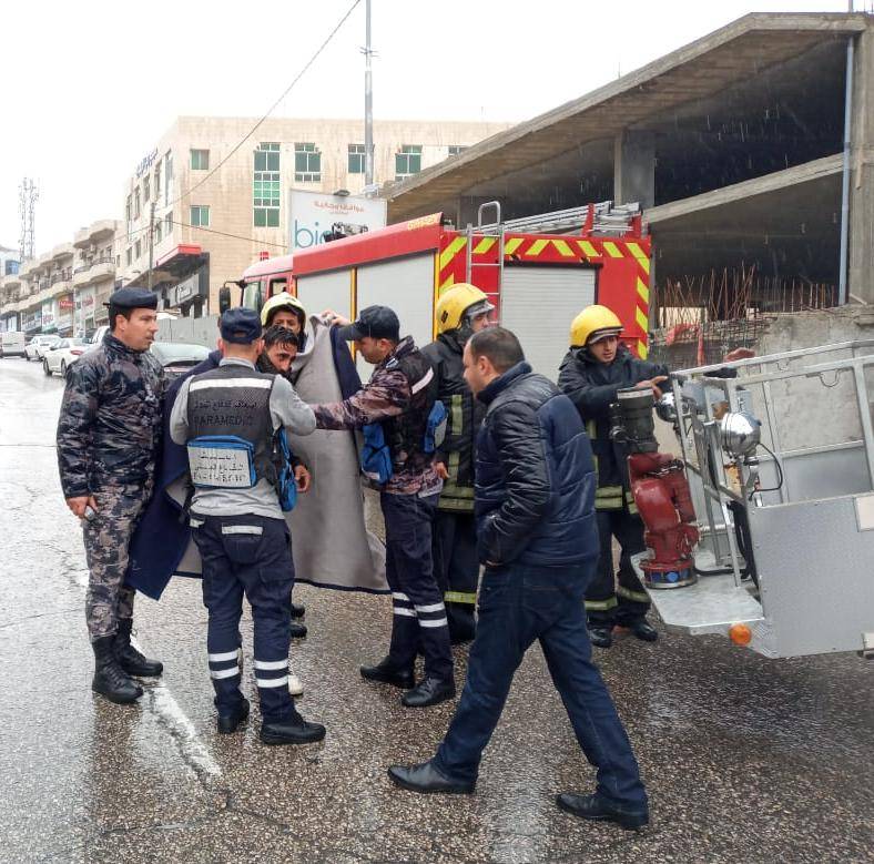 الدفاع المدني ينقذ شخص تعطلت به رافعة في العاصمة عمان