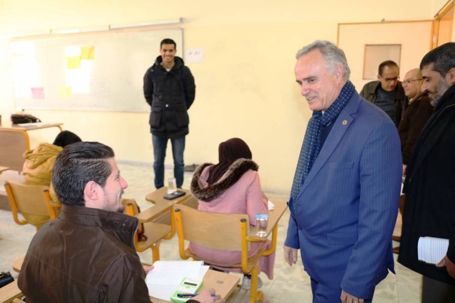 رئيس جامعة الحسين بن طلال الاستاذ الدكتور نجيب ابو كركي يتفقد سير الامتحانات النهائية في الجامعة