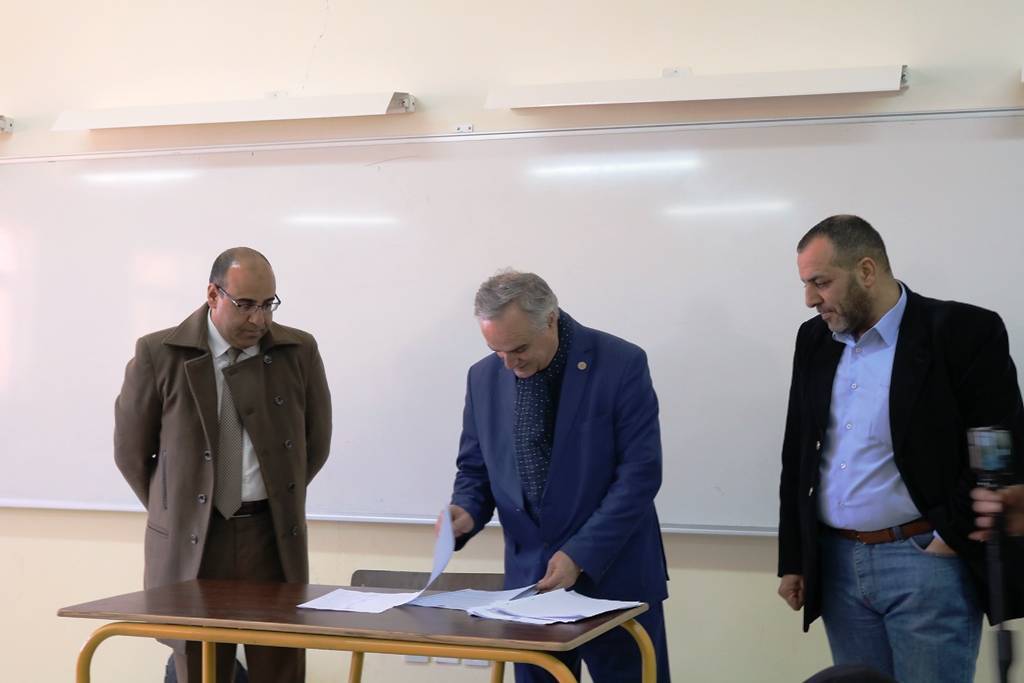 رئيس جامعة الحسين بن طلال الاستاذ الدكتور نجيب ابو كركي يتفقد سير الامتحانات النهائية في الجامعة