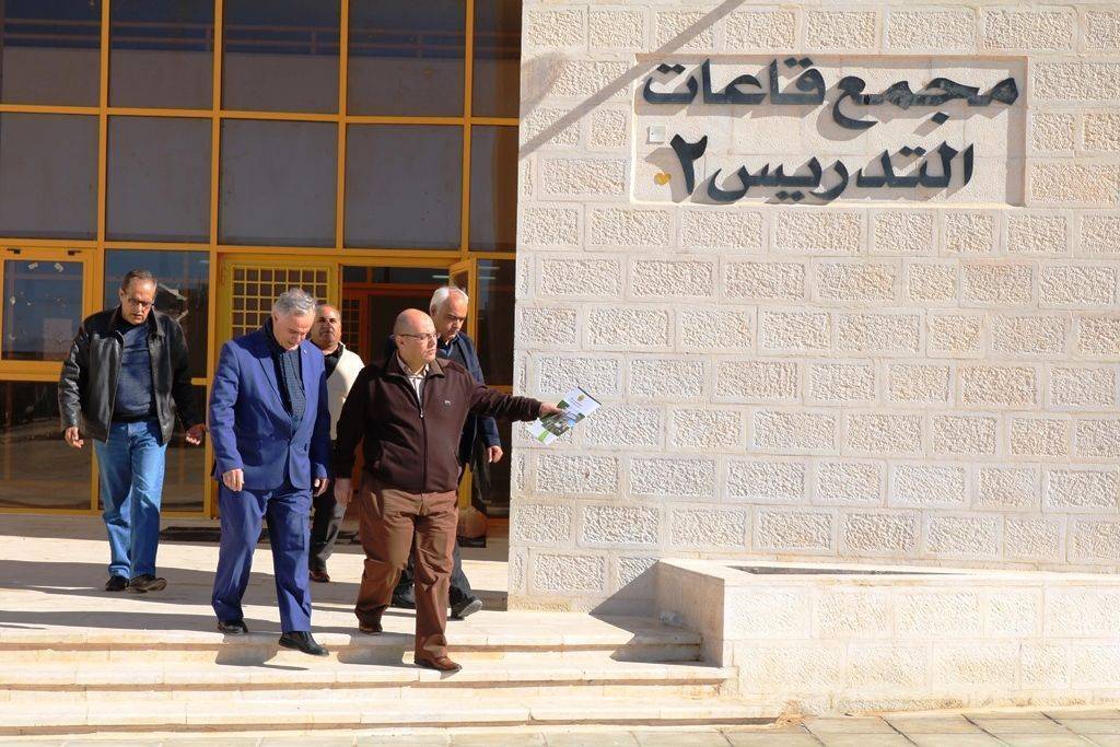 رئيس جامعة الحسين بن طلال الاستاذ الدكتور نجيب ابو كركي يتفقد سير الامتحانات النهائية في الجامعة