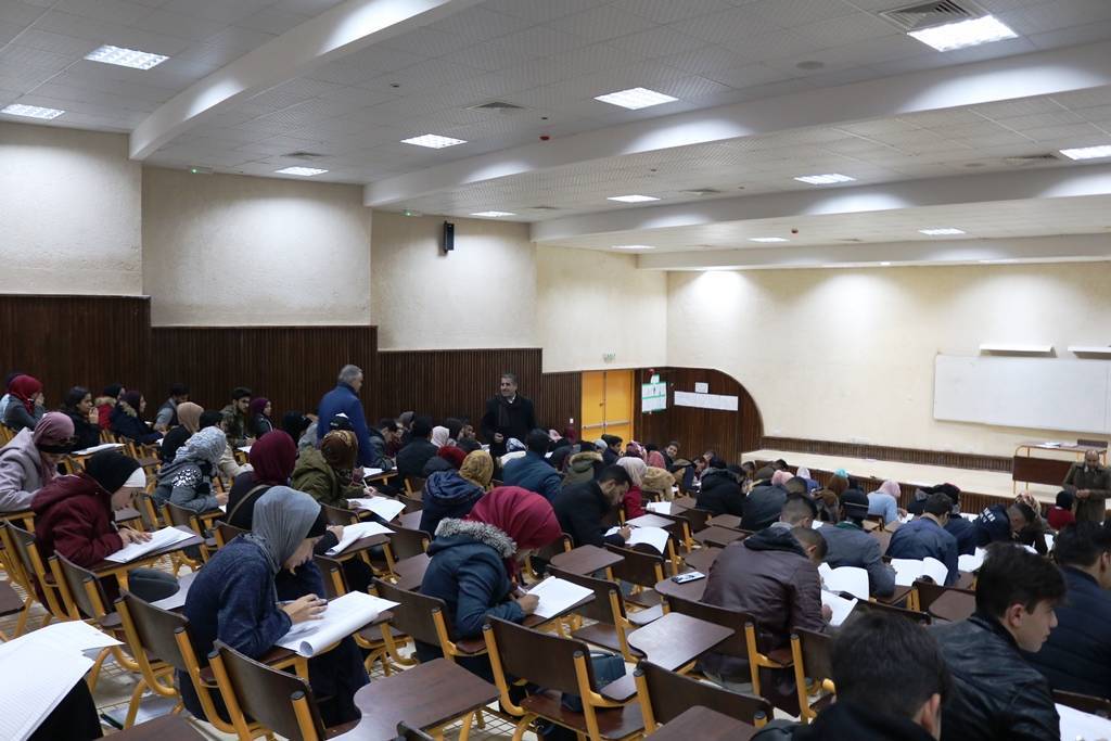 رئيس جامعة الحسين بن طلال الاستاذ الدكتور نجيب ابو كركي يتفقد سير الامتحانات النهائية في الجامعة