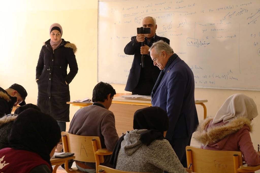 رئيس جامعة الحسين بن طلال الاستاذ الدكتور نجيب ابو كركي يتفقد سير الامتحانات النهائية في الجامعة