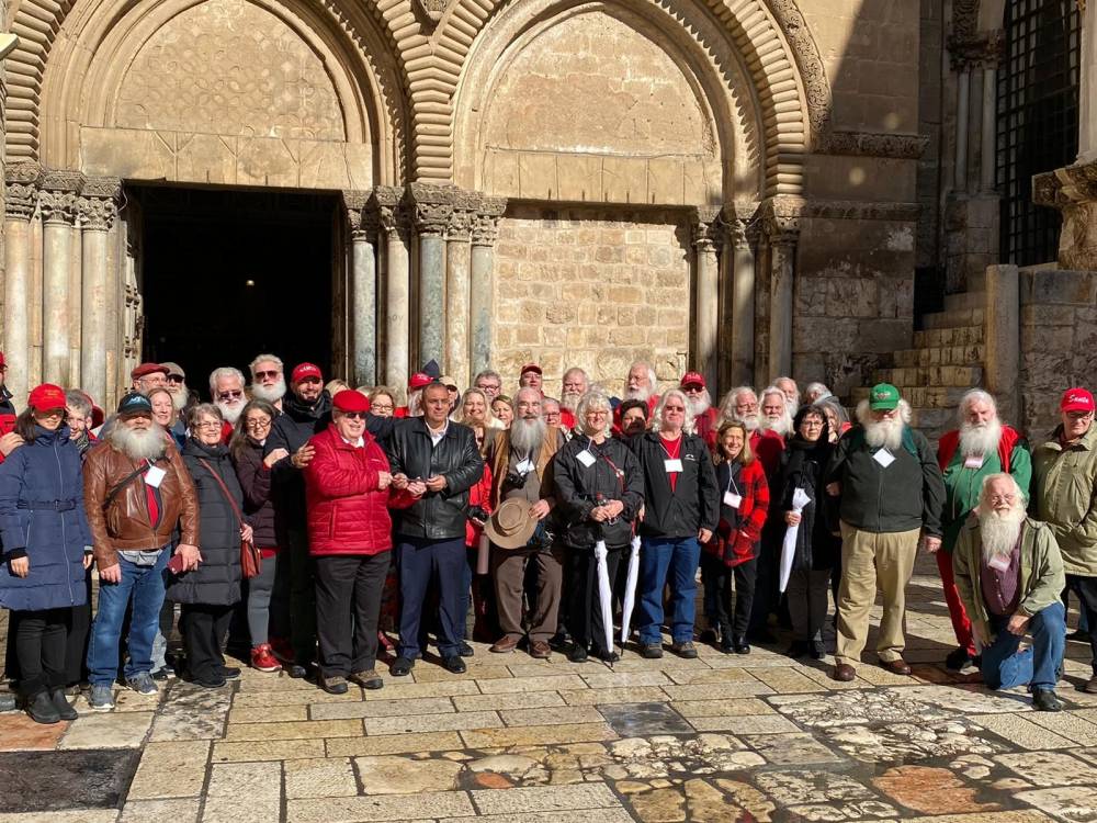 امين مفتاح كنيسة القيامة المقدسة في القدس الشريف يستقبل موكب سانتا كلوز من جميع انحاء العالم