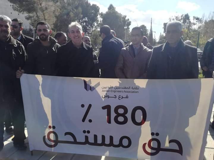 بالصور والفيديو .. اعتصام نقابة المهندسين أمام وزارة الأشغال
