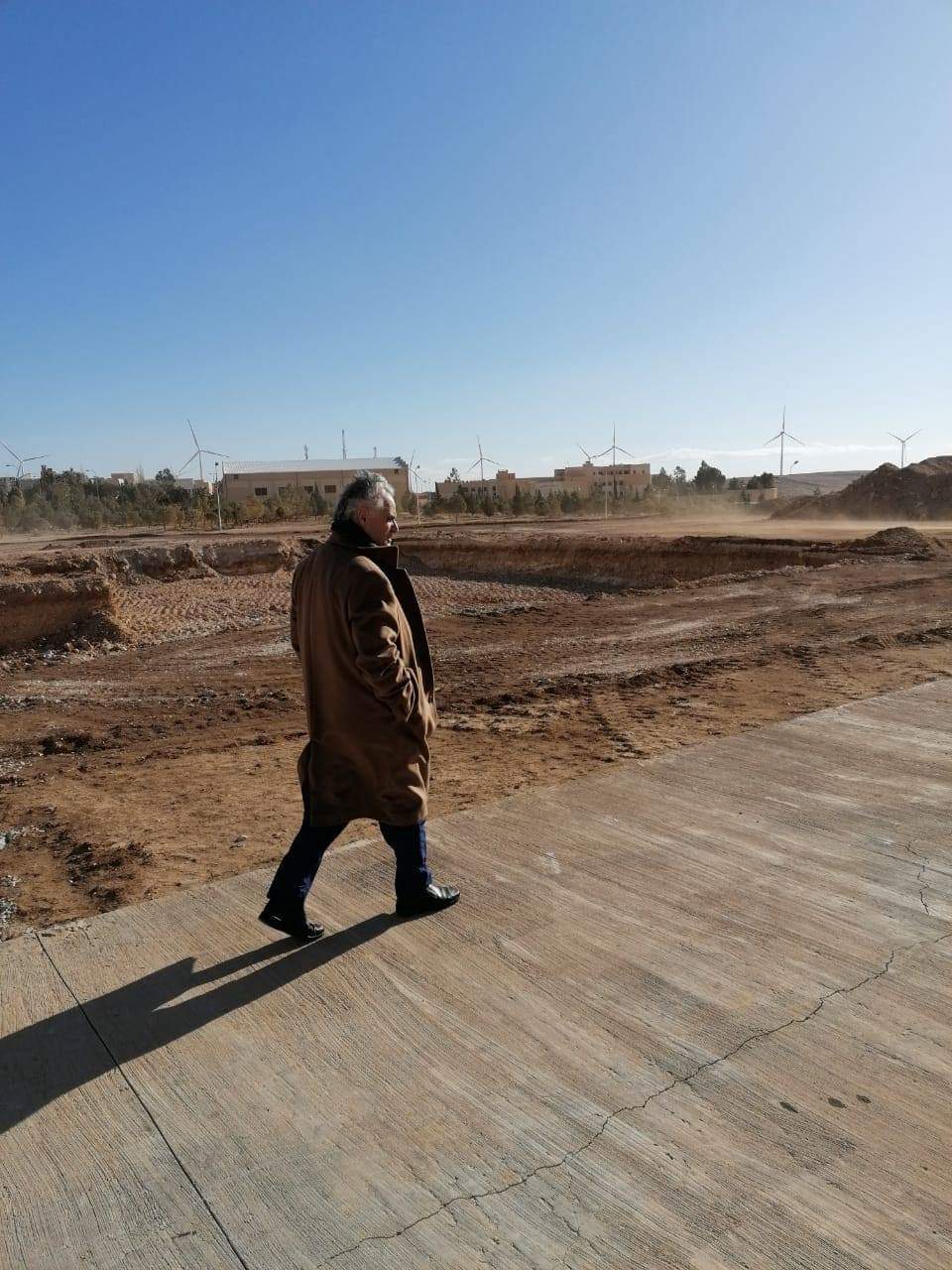 رئيس جامعة الحسين بن طلال أ.د نجيب ابو كركي يتفقد مشروع مبنى مركز بحوث وتطوير الطاقة المتجددة