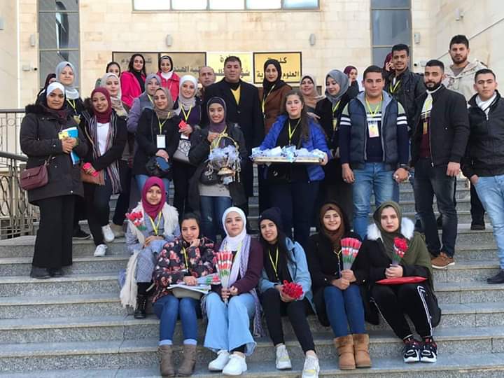 طلبة من كلية العلوم التربوية في جامعة جدارا يكرمون سائقي الحافلات والأمن الجامعي