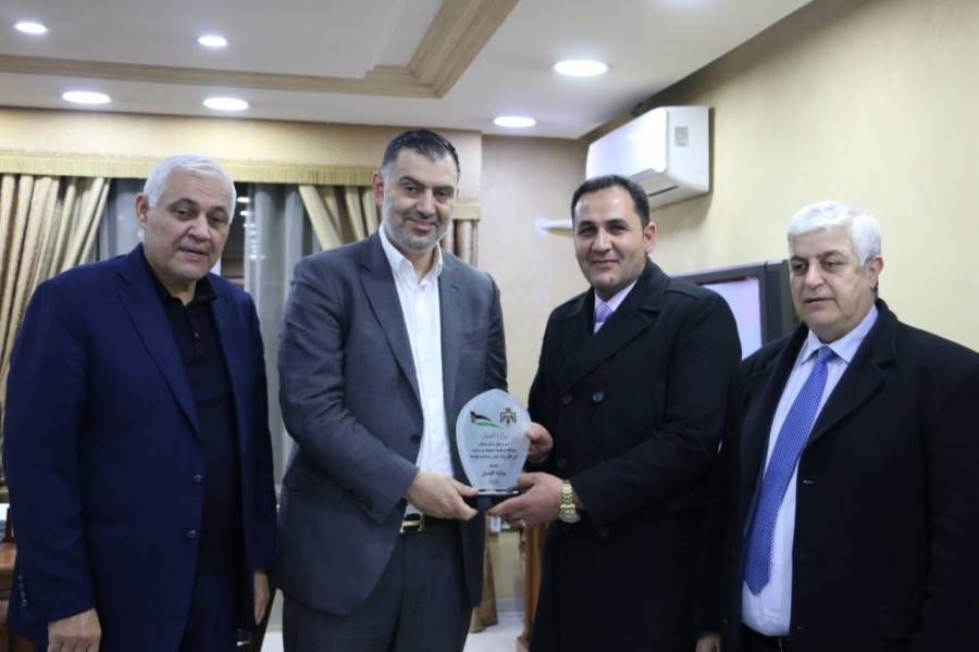 البطاينة يكرم الفائزين بجائزة الموظف المثالي في الخدمة المدنية
