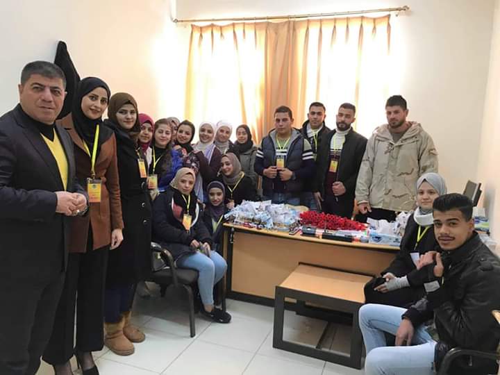 طلبة من كلية العلوم التربوية في جامعة جدارا يكرمون سائقي الحافلات والأمن الجامعي 