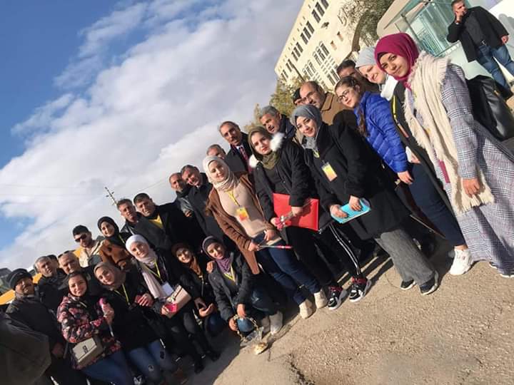 طلبة من كلية العلوم التربوية في جامعة جدارا يكرمون سائقي الحافلات والأمن الجامعي 