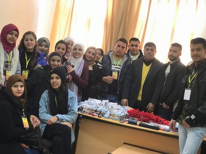 طلبة من كلية العلوم التربوية في جامعة جدارا يكرمون سائقي الحافلات والأمن الجامعي 