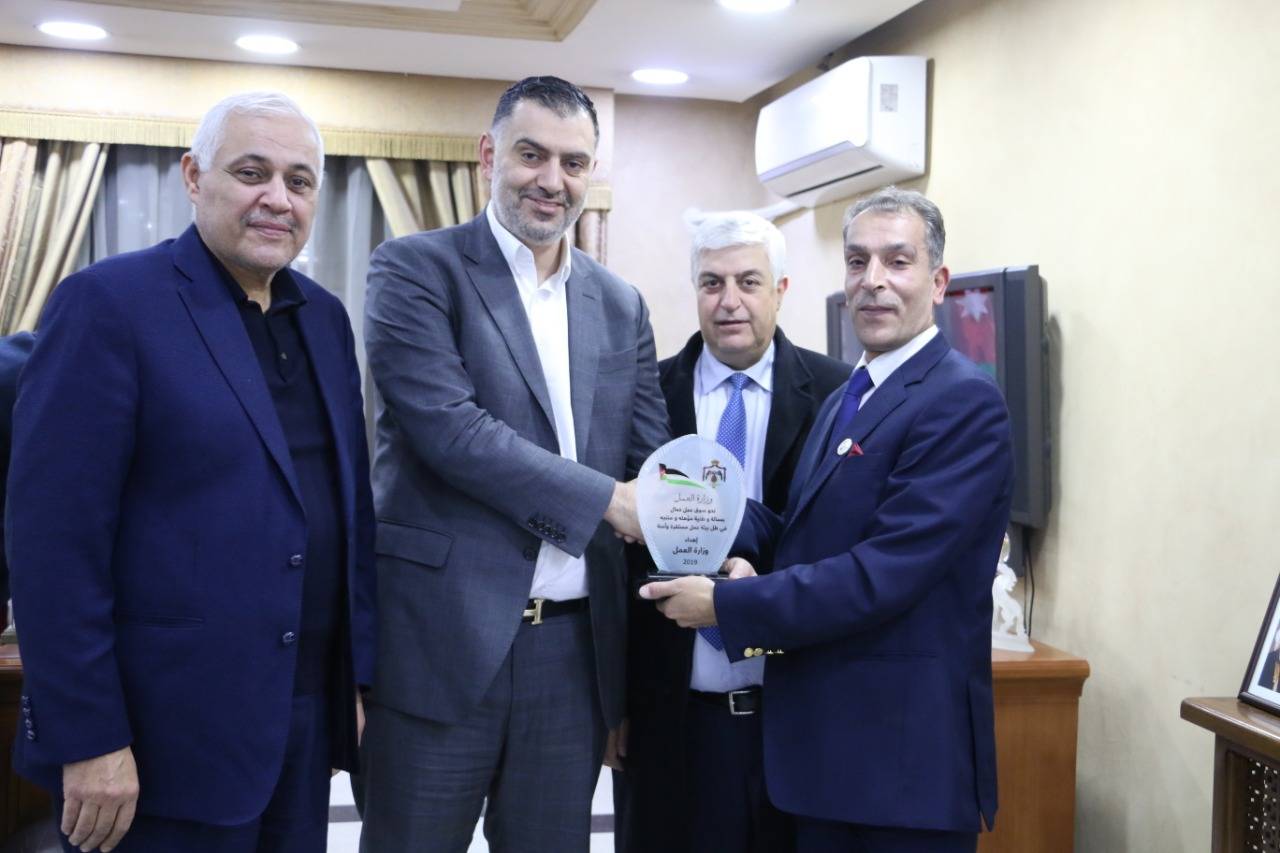 البطاينة يكرم الفائزين بجائزة الموظف المثالي في الخدمة المدنية 