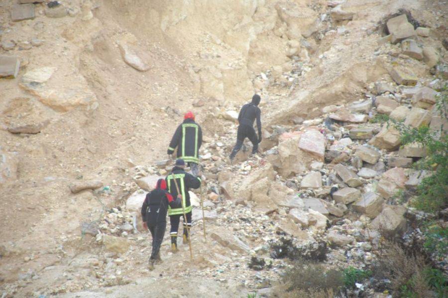 بالصور والفيديو .. الدفاع المدني يواصل البحث عن الشاب العشريني المفقود جراء مياه الأمطار في الزرقاء
