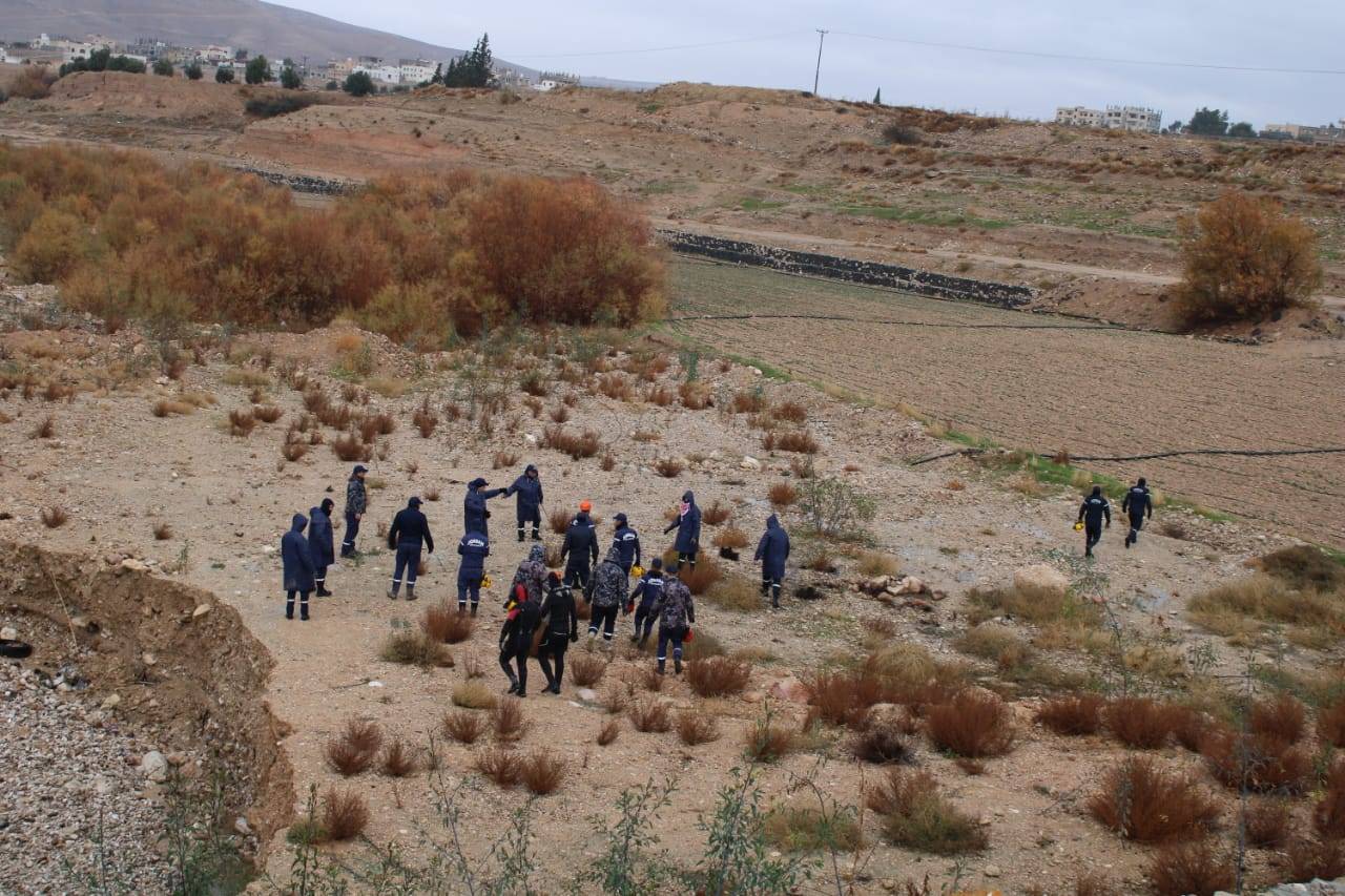 بالصور والفيديو .. الدفاع المدني يواصل البحث عن الشاب العشريني المفقود جراء مياه الأمطار في الزرقاء 
