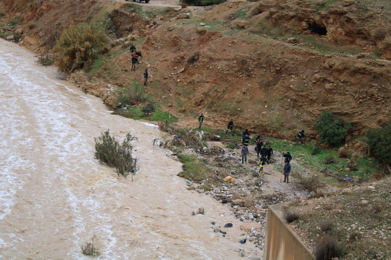 بالصور والفيديو .. الدفاع المدني يواصل البحث عن الشاب العشريني المفقود جراء مياه الأمطار في الزرقاء 