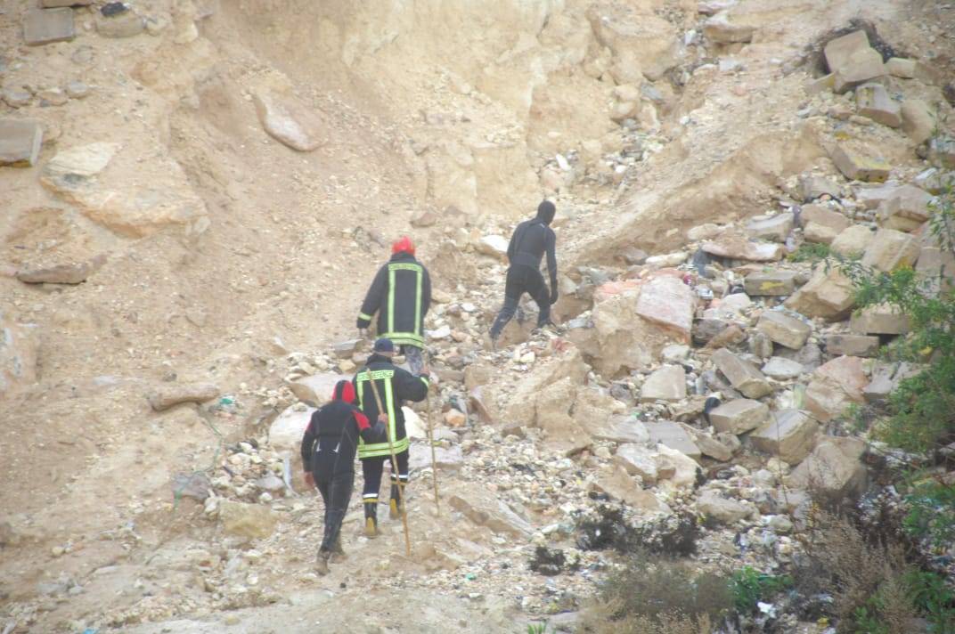 بالصور والفيديو .. الدفاع المدني يواصل البحث عن الشاب العشريني المفقود جراء مياه الأمطار في الزرقاء 