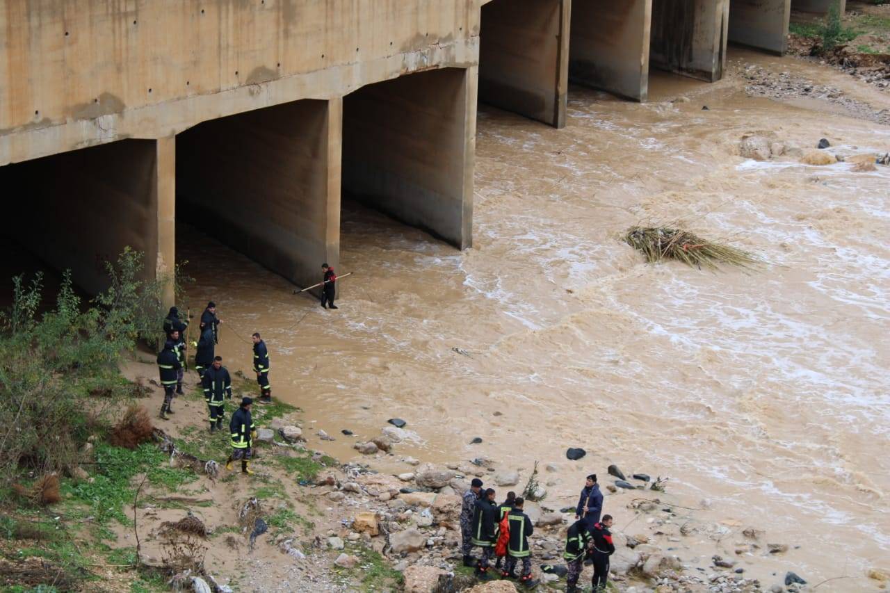 بالصور والفيديو .. الدفاع المدني يواصل البحث عن الشاب العشريني المفقود جراء مياه الأمطار في الزرقاء 
