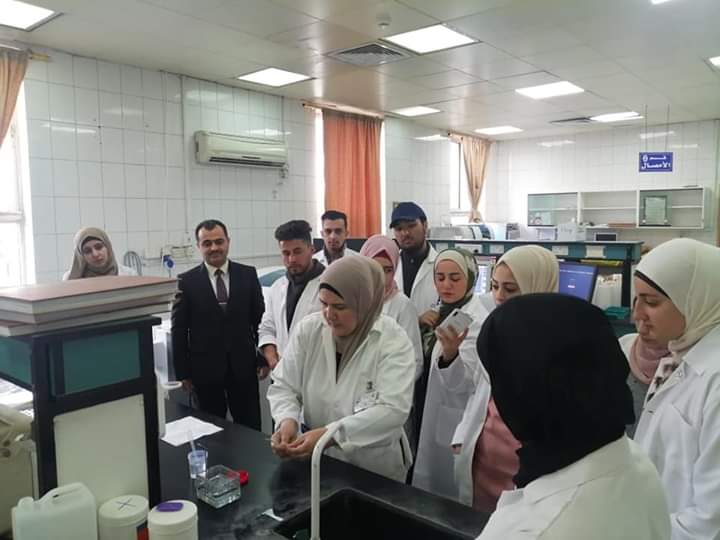 طلبة من قسم العلوم الطبية المخبرية في جامعة جدارا يزورن مختبرات مستشفى الأميرة بسمه التعليمي