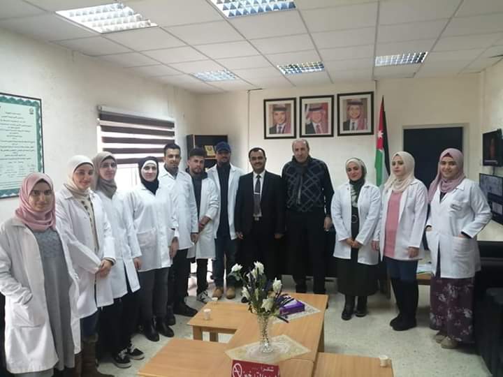طلبة من قسم العلوم الطبية المخبرية في جامعة جدارا يزورن مختبرات مستشفى الأميرة بسمه التعليمي