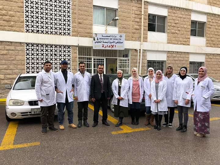 طلبة من قسم العلوم الطبية المخبرية في جامعة جدارا يزورن مختبرات مستشفى الأميرة بسمه التعليمي