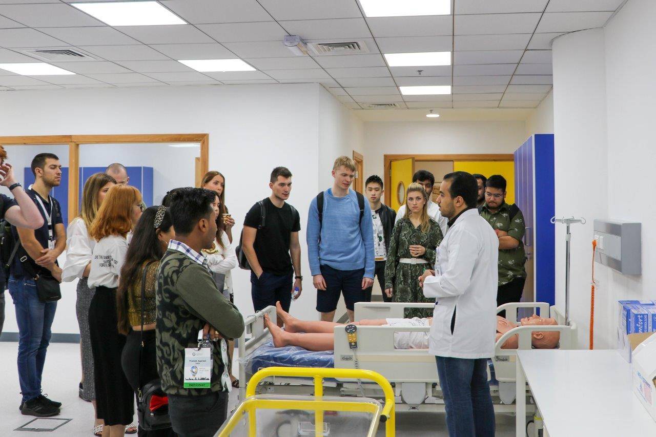 جامعة عجمان تستضیف وفدا متعدد الجنسیات مكون من 42 طالب وطالبة في مخیمھا الشتوي