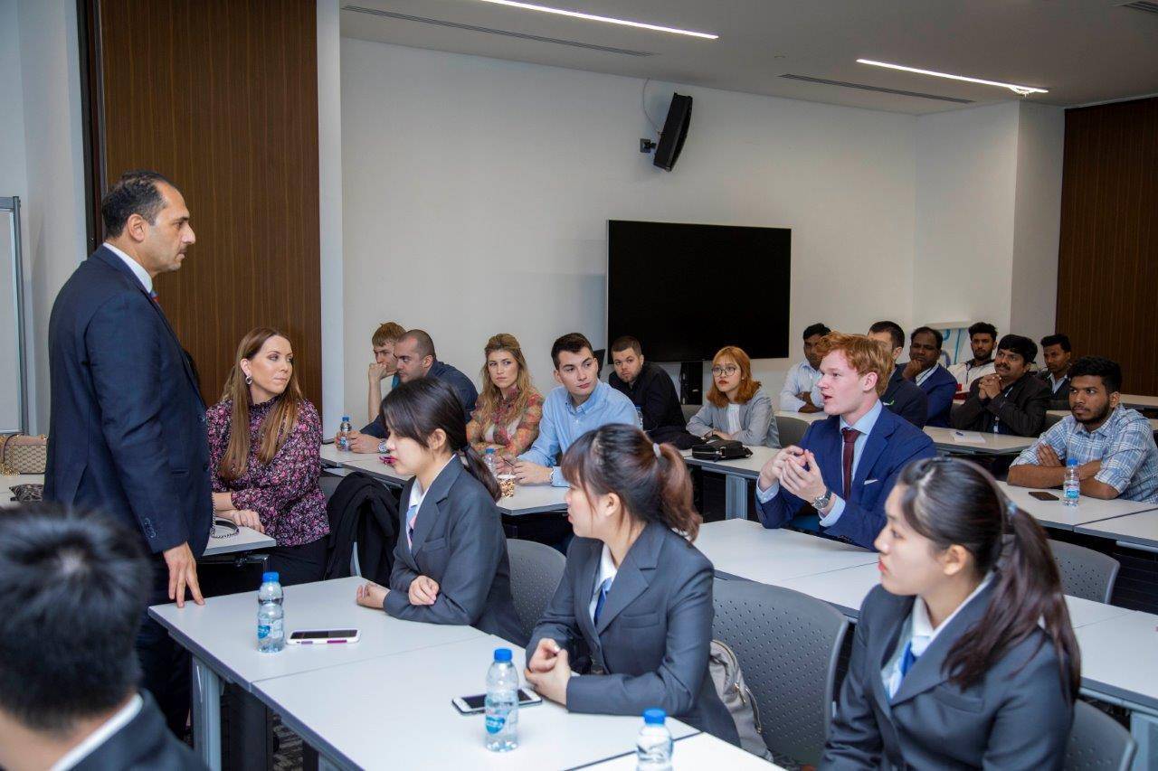 جامعة عجمان تستضیف وفدا متعدد الجنسیات مكون من 42 طالب وطالبة في مخیمھا الشتوي