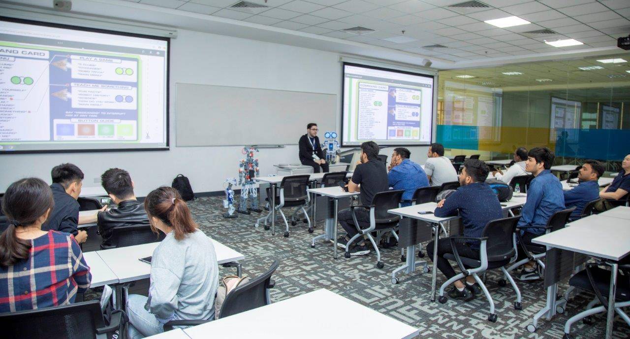 جامعة عجمان تستضیف وفدا متعدد الجنسیات مكون من 42 طالب وطالبة في مخیمھا الشتوي