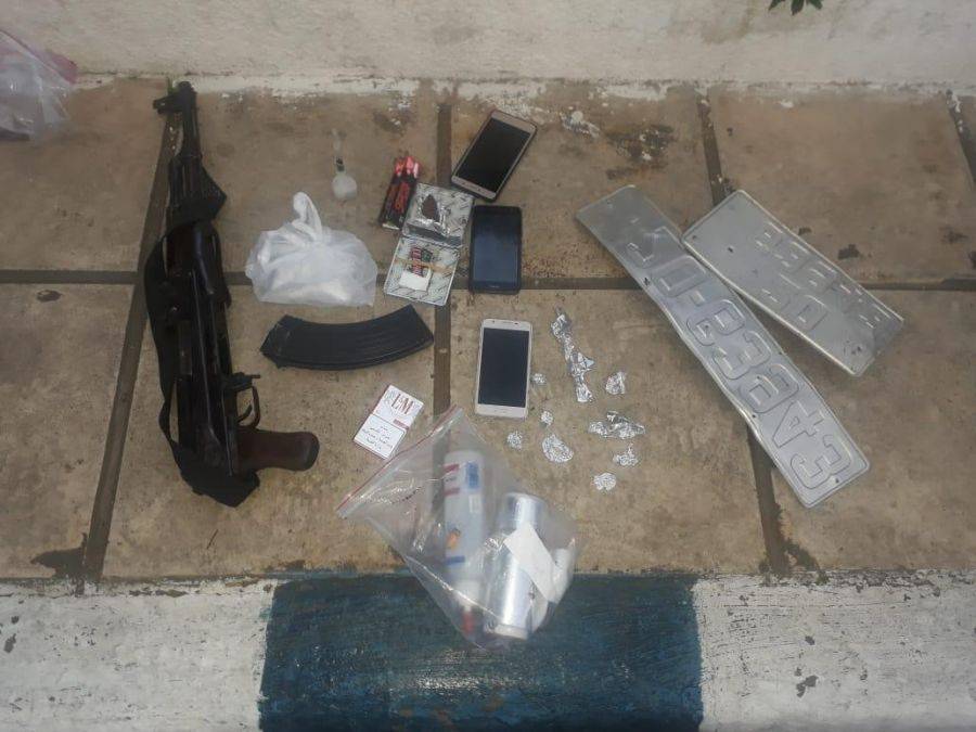 مكافحة المخدرات تداهم مطلوبين بمنطقة عين الباشا وتضبط بحوزتهم سلاحا ناريا ومادة بودرة الحشيش الصناعي