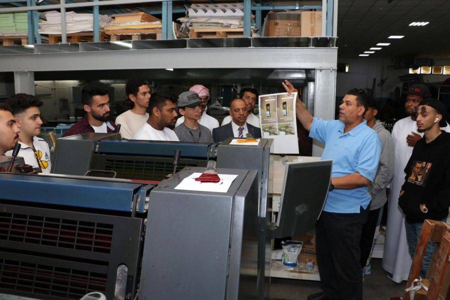 طلاب كلية الاتصال بالجامعة القاسمية يقومون بزيارة علمية لدار للطباعة الحديثة