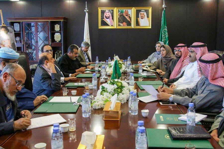 السفير محمد بن سعيد آل جابر يلتقي رئيس مجلس النواب اليمني لاستعراض المشاريع التنموية