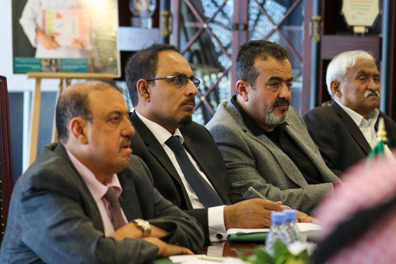 السفير محمد بن سعيد آل جابر يلتقي رئيس مجلس النواب اليمني لاستعراض المشاريع التنموية