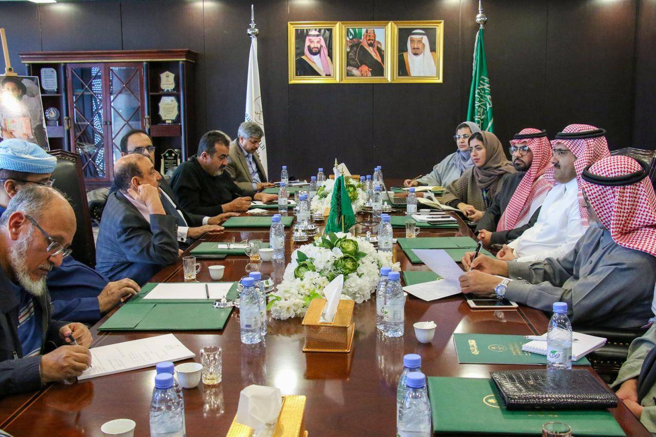 السفير محمد بن سعيد آل جابر يلتقي رئيس مجلس النواب اليمني لاستعراض المشاريع التنموية