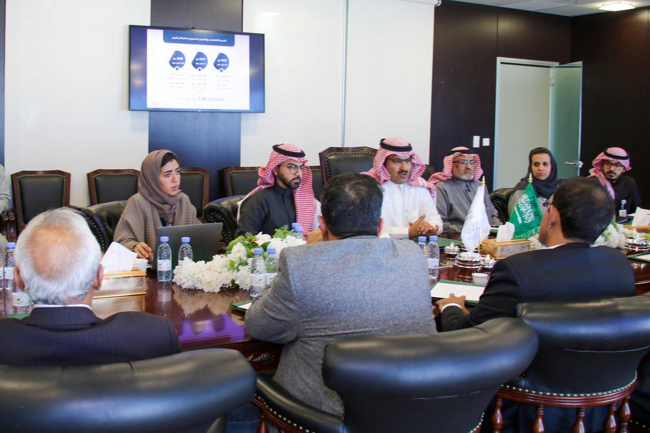 السفير محمد بن سعيد آل جابر يلتقي رئيس مجلس النواب اليمني لاستعراض المشاريع التنموية