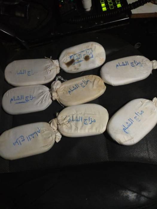 دورية تضبط ثلاثة اشخاص بحوزتهم ثمانية كفوف من مادة الحشيش  في الزرقاء